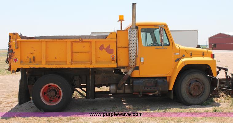 image for item L9918 1981 International S1700 dump truck