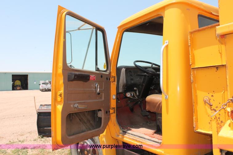 image for item L9918 1981 International S1700 dump truck
