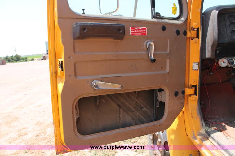 image for item L9918 1981 International S1700 dump truck