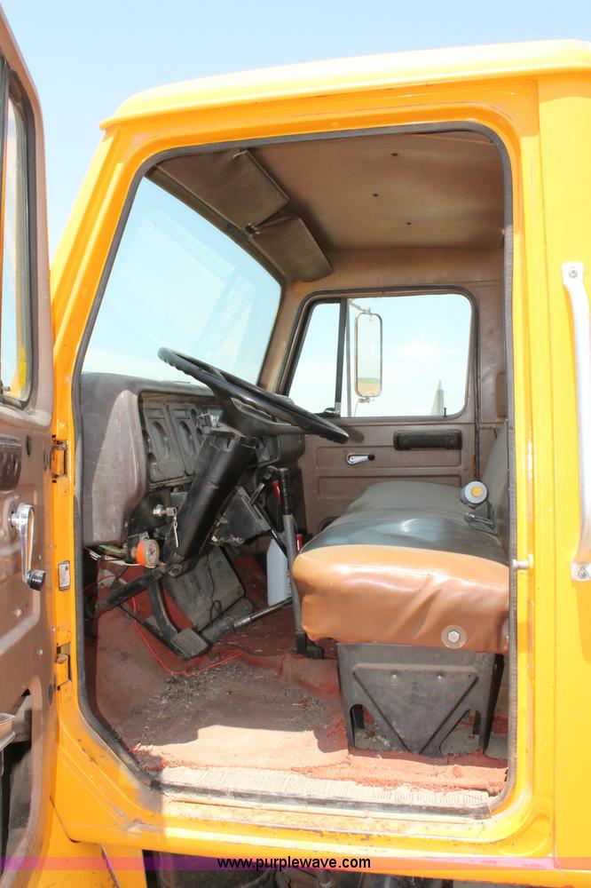 image for item L9918 1981 International S1700 dump truck