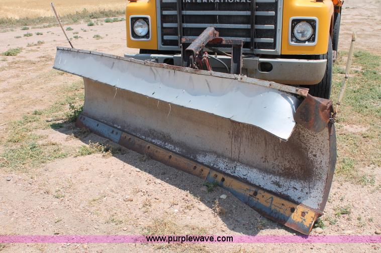 image for item L9918 1981 International S1700 dump truck