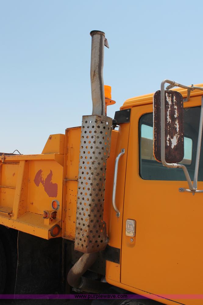 image for item L9918 1981 International S1700 dump truck