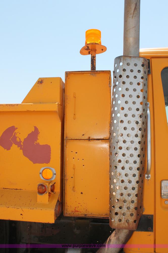 image for item L9918 1981 International S1700 dump truck