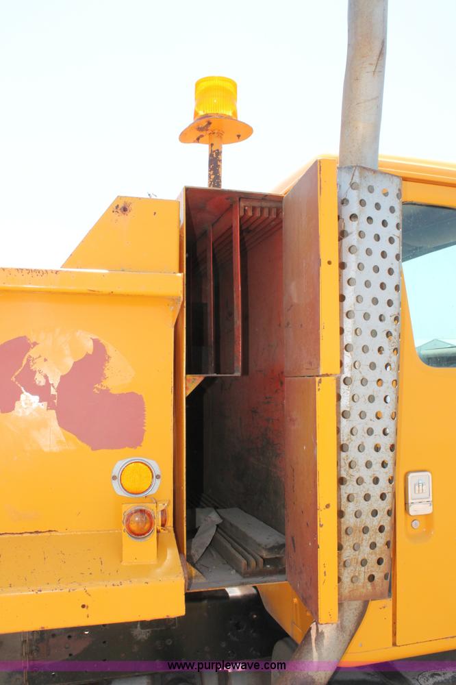 image for item L9918 1981 International S1700 dump truck