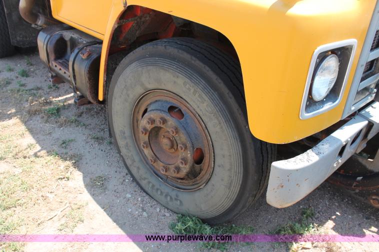 image for item L9918 1981 International S1700 dump truck