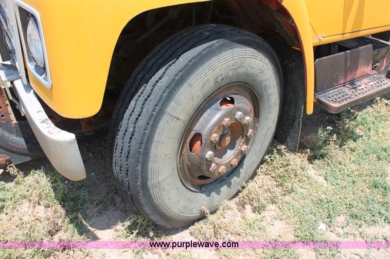 image for item L9918 1981 International S1700 dump truck