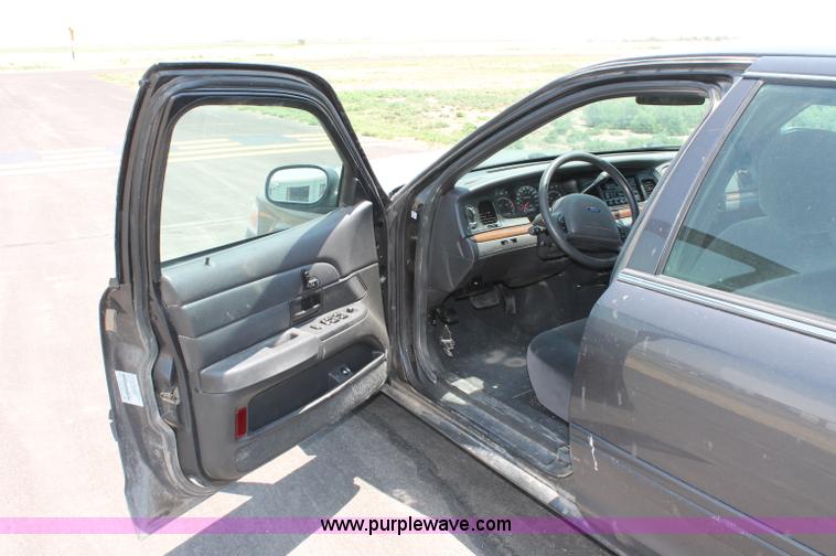 image for item L9919 2004 Ford Crown Victoria
