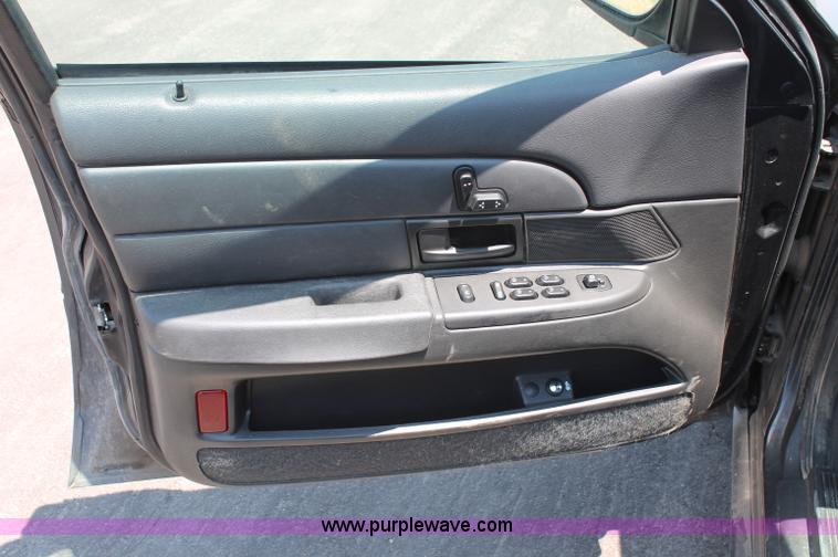 image for item L9919 2004 Ford Crown Victoria