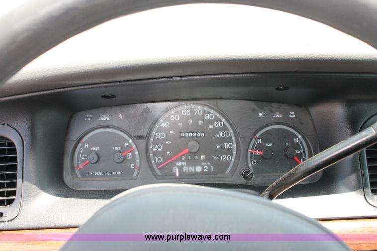 image for item L9919 2004 Ford Crown Victoria