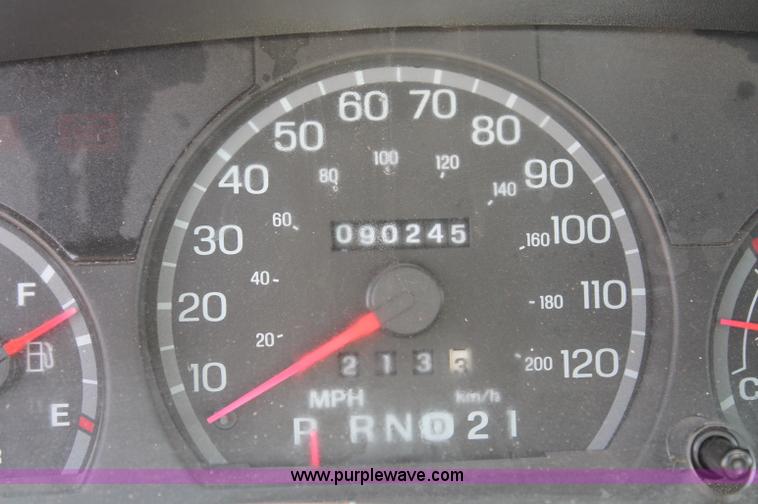 image for item L9919 2004 Ford Crown Victoria