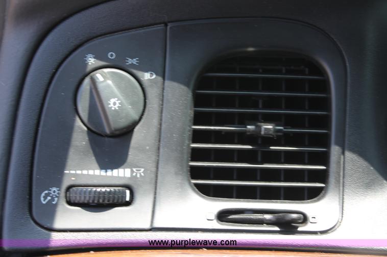 image for item L9919 2004 Ford Crown Victoria