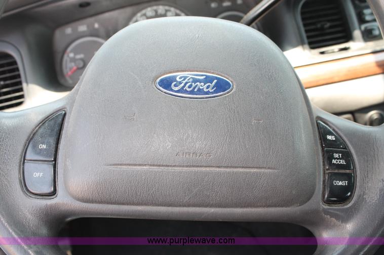 image for item L9919 2004 Ford Crown Victoria