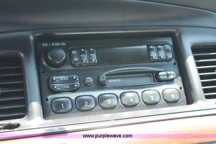 image for item L9919 2004 Ford Crown Victoria