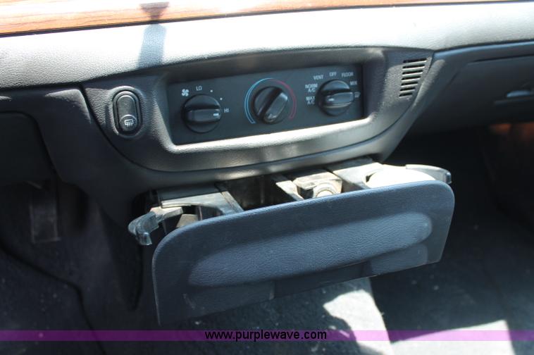 image for item L9919 2004 Ford Crown Victoria