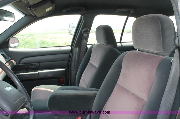 image for item L9919 2004 Ford Crown Victoria
