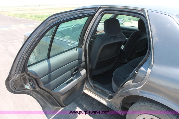 image for item L9919 2004 Ford Crown Victoria