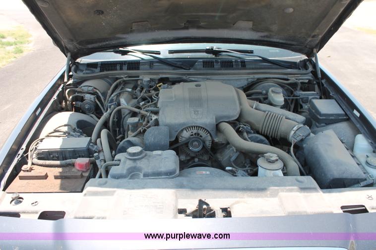 image for item L9919 2004 Ford Crown Victoria