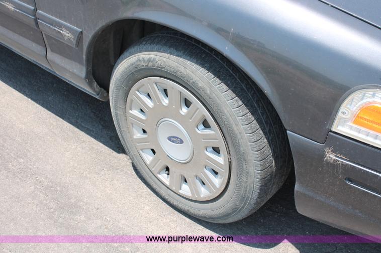 image for item L9919 2004 Ford Crown Victoria