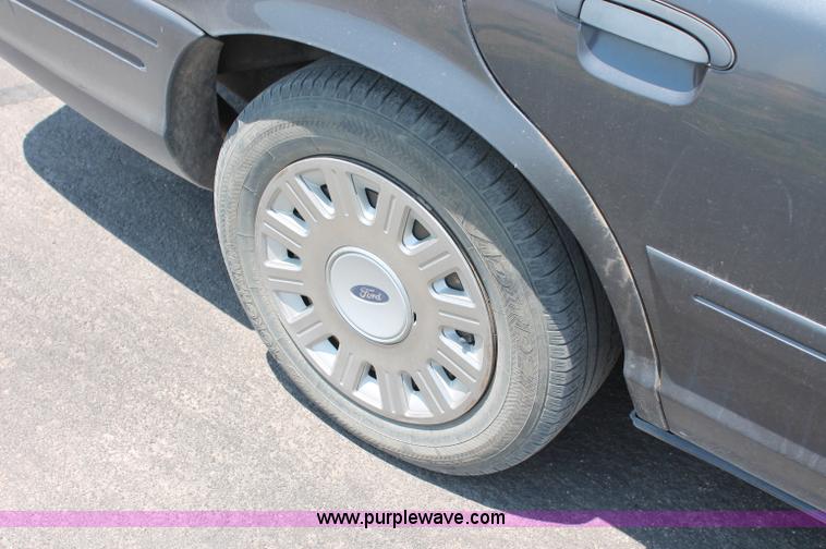 image for item L9919 2004 Ford Crown Victoria