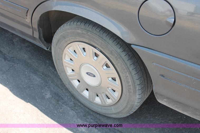 image for item L9919 2004 Ford Crown Victoria