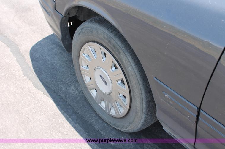image for item L9919 2004 Ford Crown Victoria