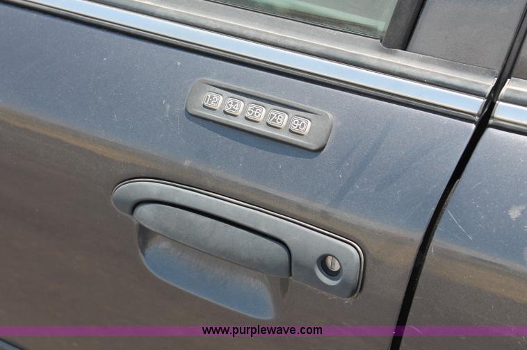 image for item L9919 2004 Ford Crown Victoria