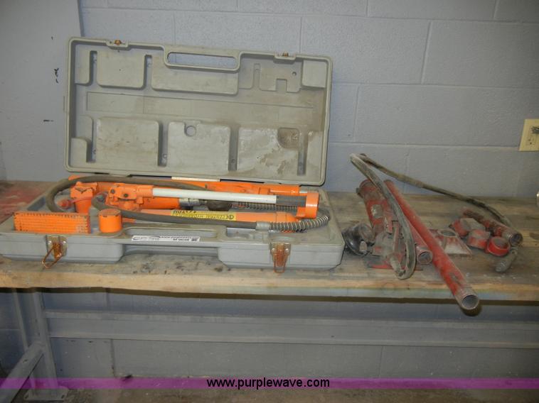 image for item M9638 (2) 10 ton portable hydraulic rams