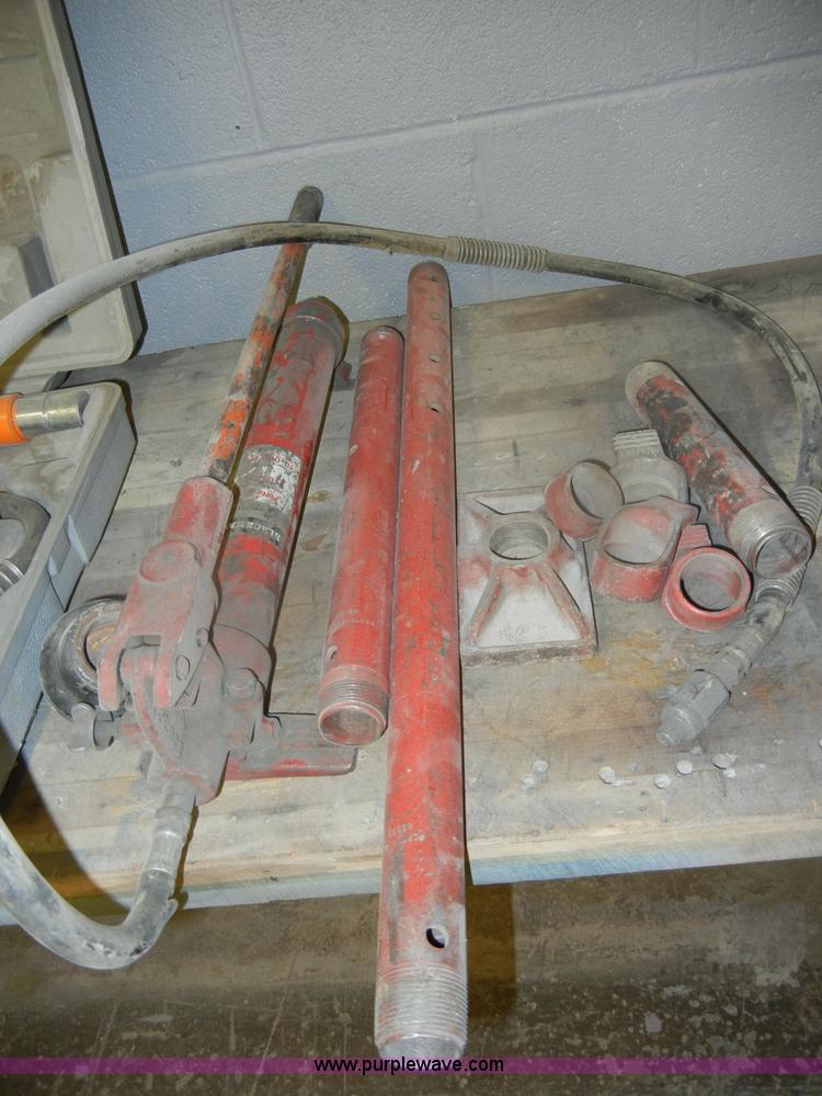 image for item M9638 (2) 10 ton portable hydraulic rams