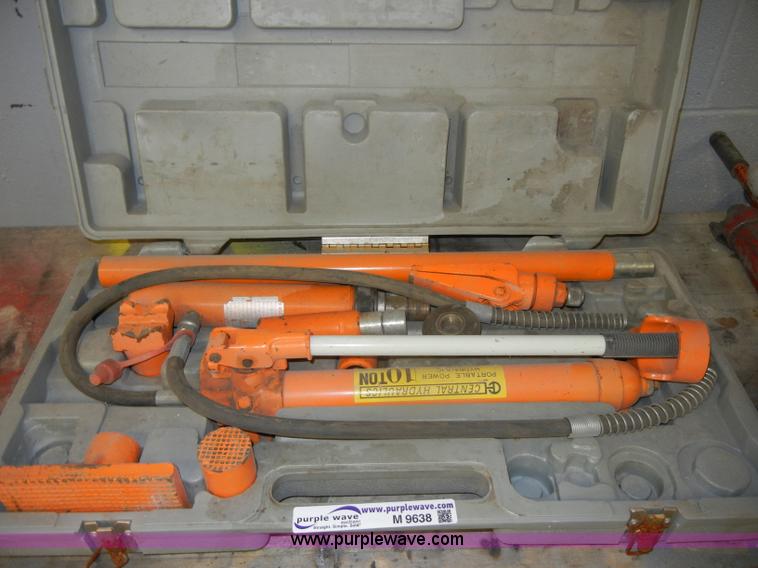 image for item M9638 (2) 10 ton portable hydraulic rams