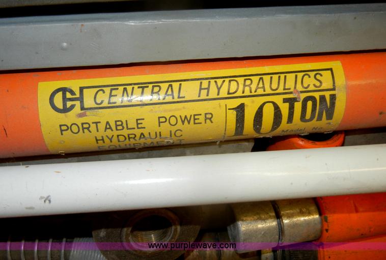 image for item M9638 (2) 10 ton portable hydraulic rams