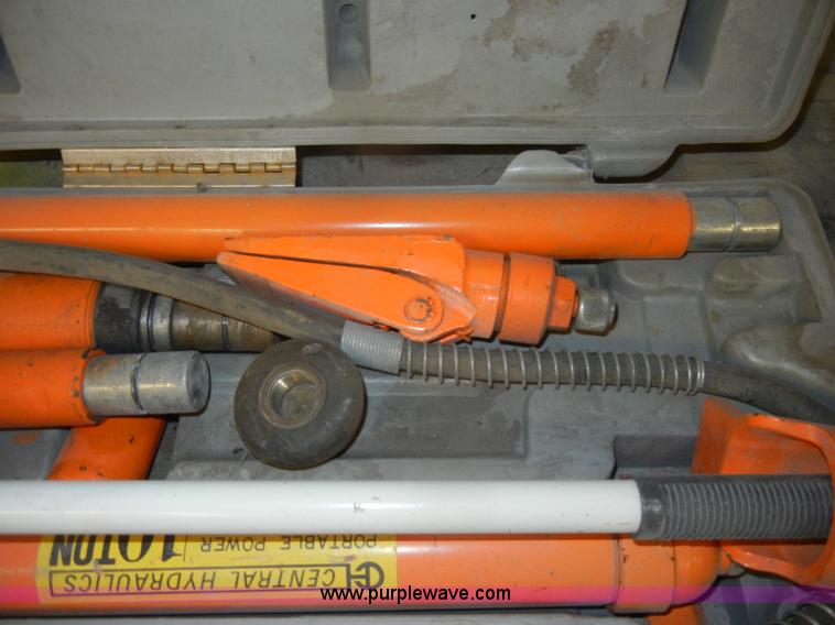 image for item M9638 (2) 10 ton portable hydraulic rams