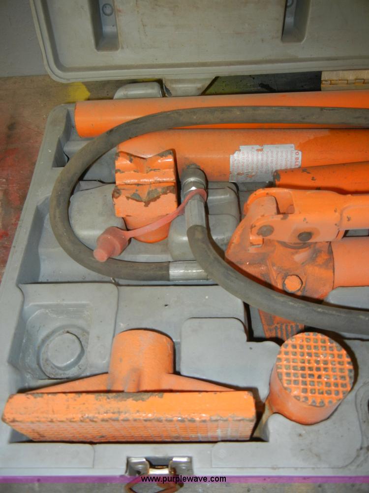 image for item M9638 (2) 10 ton portable hydraulic rams