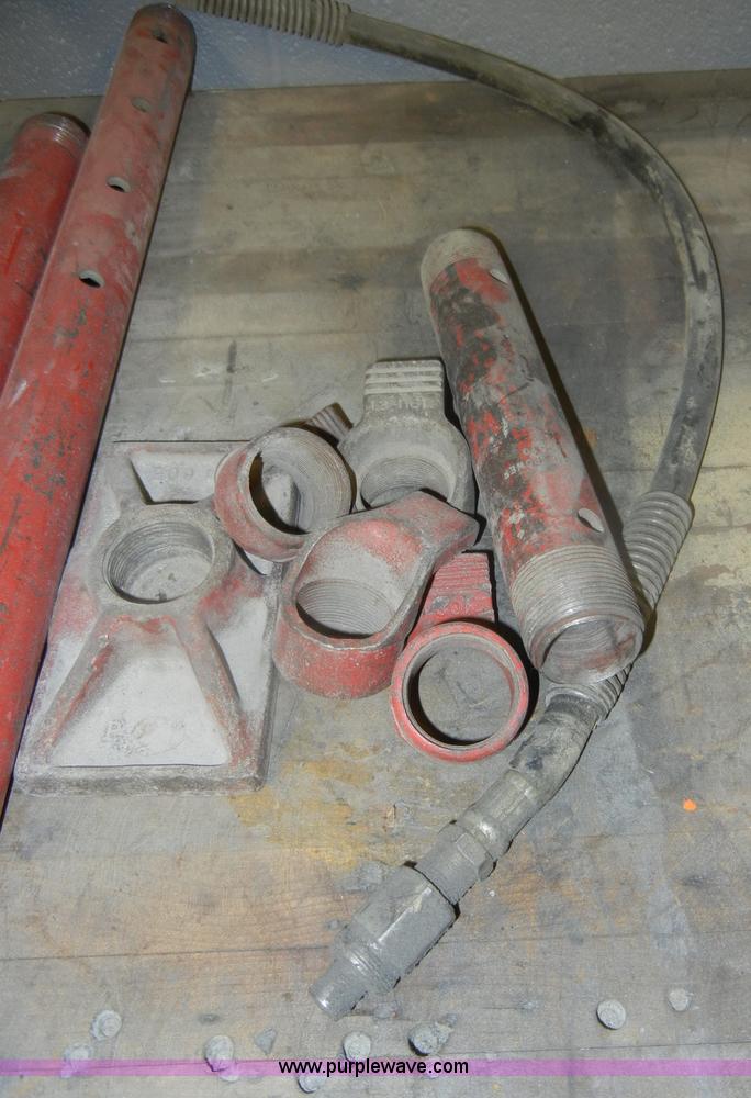 image for item M9638 (2) 10 ton portable hydraulic rams