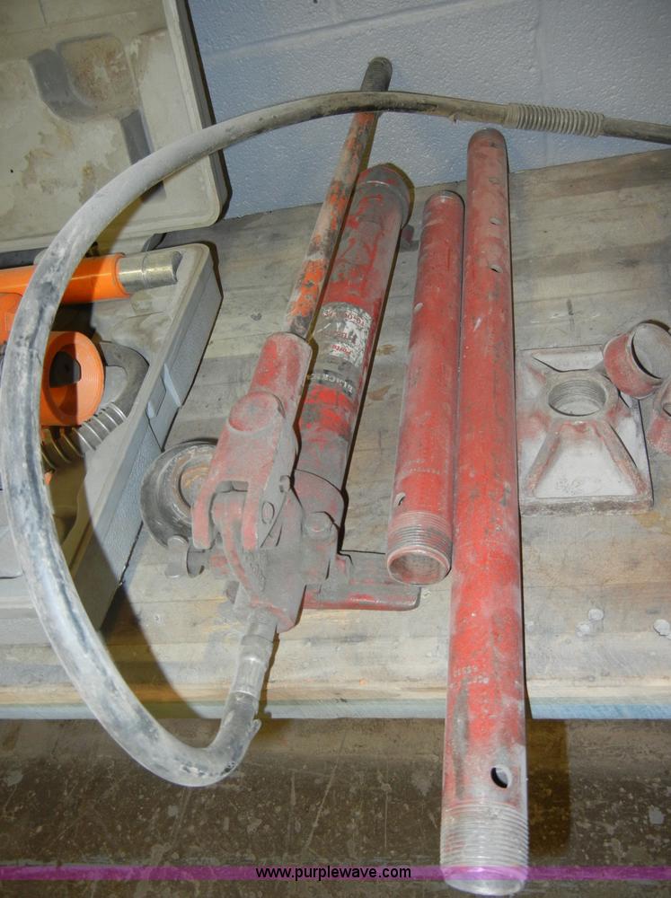 image for item M9638 (2) 10 ton portable hydraulic rams