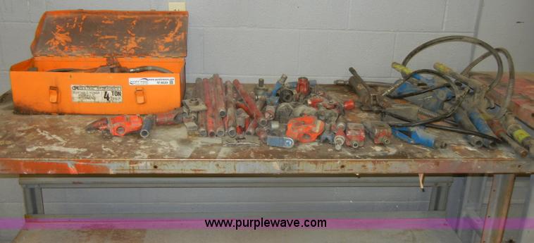 image for item M9639 (4) 4 ton portable hydraulic rams