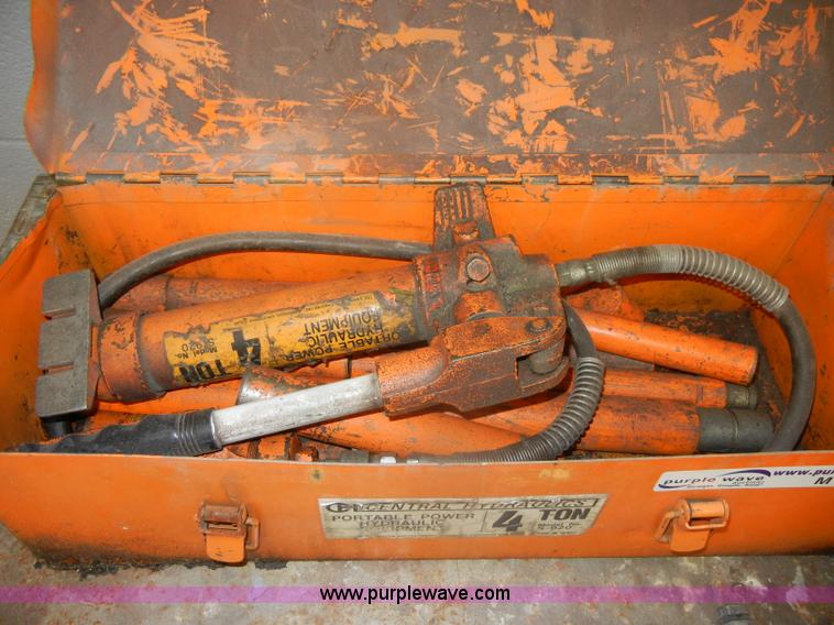 image for item M9639 (4) 4 ton portable hydraulic rams