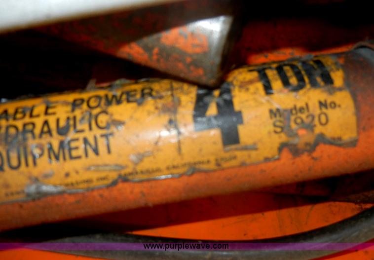 image for item M9639 (4) 4 ton portable hydraulic rams