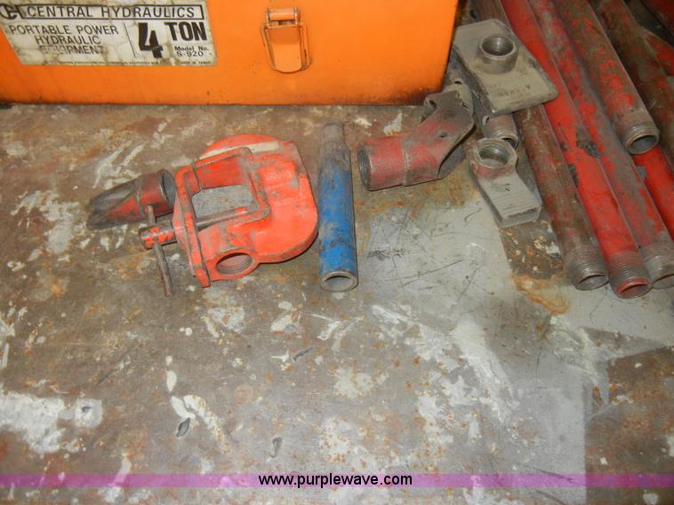 image for item M9639 (4) 4 ton portable hydraulic rams