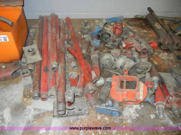 image for item M9639 (4) 4 ton portable hydraulic rams