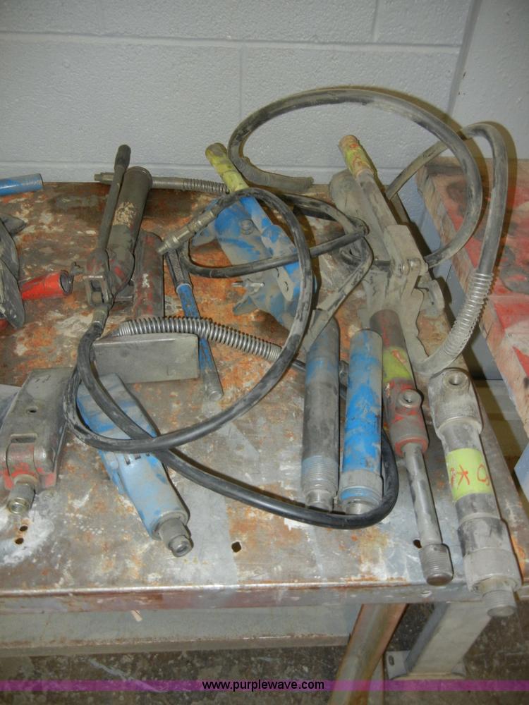 image for item M9639 (4) 4 ton portable hydraulic rams