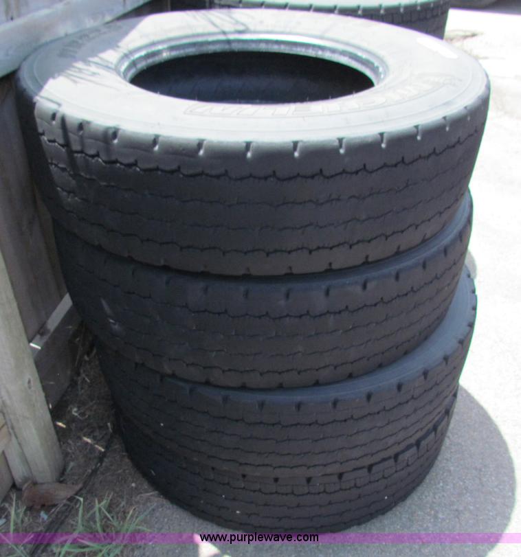 image for item N9089 (4) Michelin 11R22.5 tires