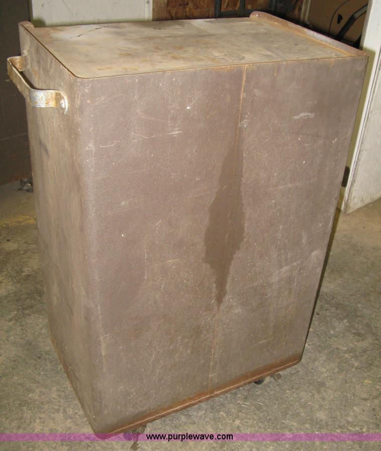 image for item R9568 Kennedy roll away tool cabinet