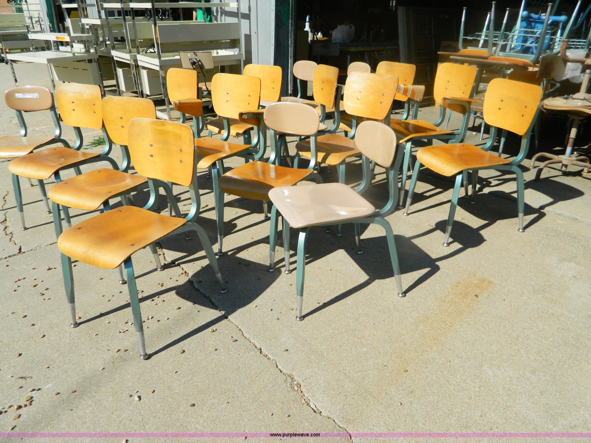 (28) desk chairs in Claflin, KS Item T9253 sold Purple Wave