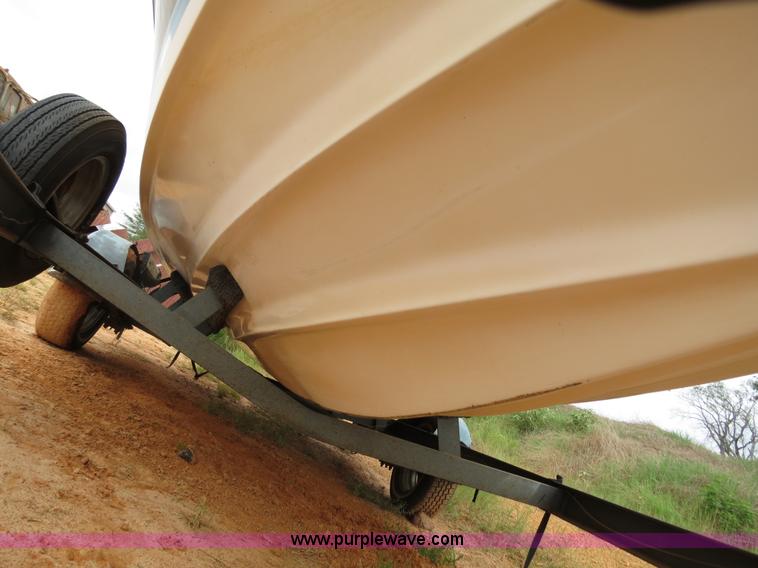 image for item B2451 1987 Invader 18'8" boat