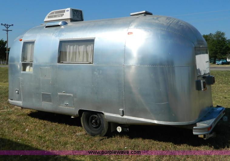 image for item B3805 1966 Airstream Globe Trotter 20' camper