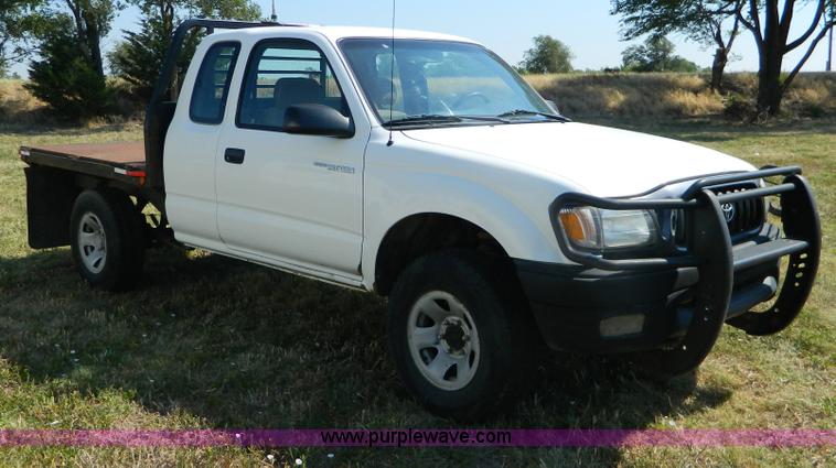image for item B3806 2001 Toyota Tacoma flatbed pickup truck