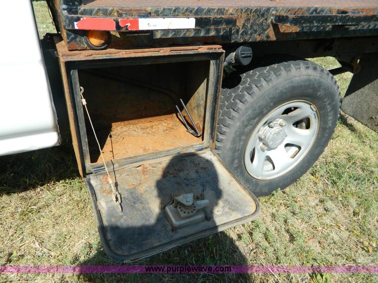 image for item B3806 2001 Toyota Tacoma flatbed pickup truck