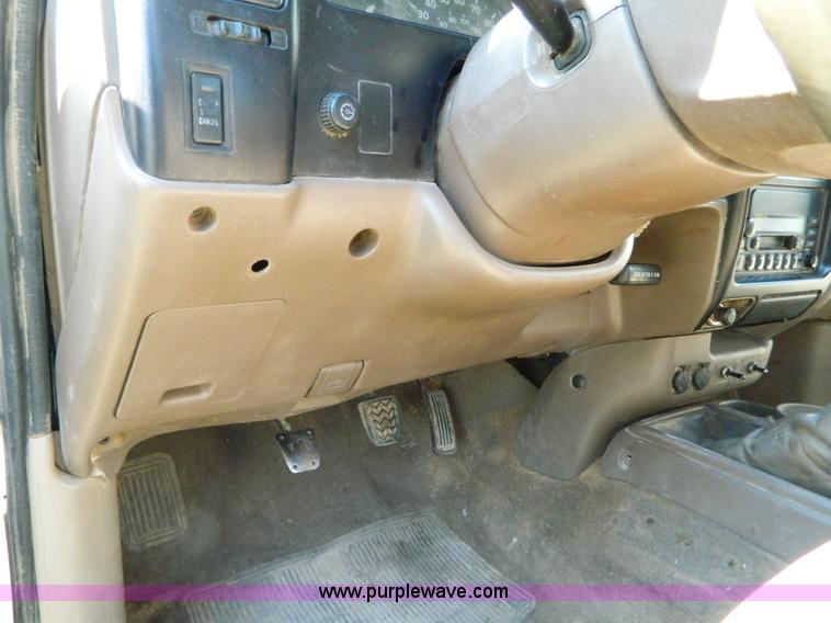 image for item B3806 2001 Toyota Tacoma flatbed pickup truck