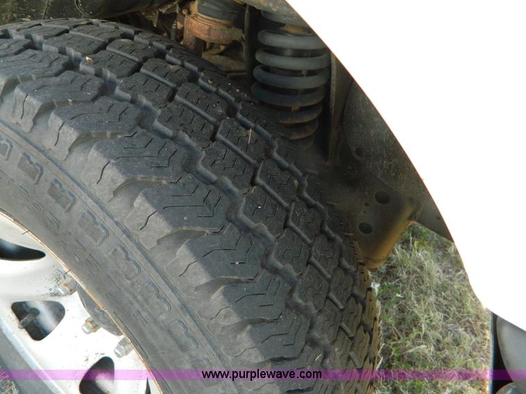 image for item B3806 2001 Toyota Tacoma flatbed pickup truck