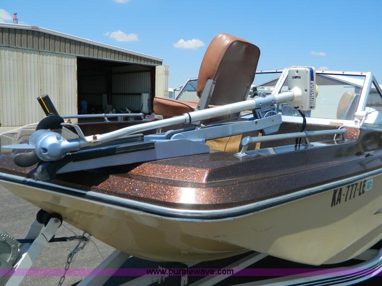 image for item B3807 1984 Speedliner 16' fiberglass tri-hull boat